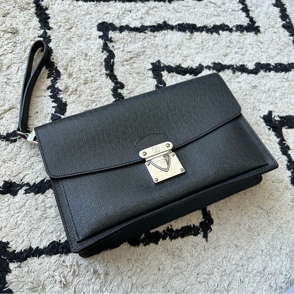 Louis Vuitton Handbags - Like new authentic Louis Vuitton Belaia Ardoise Taiga leather clutch